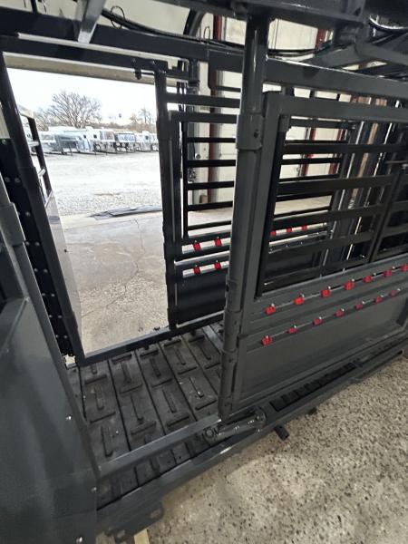 New 2026 Catch Master Hydraulic Squeeze Chute