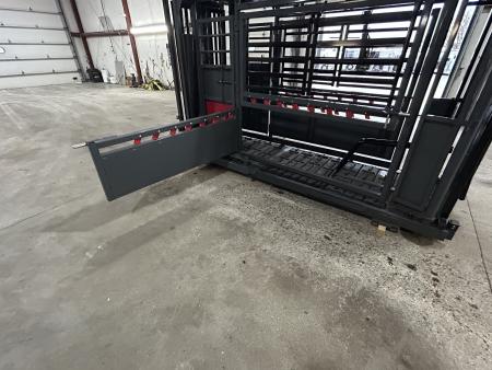 New 2026 Catch Master Hydraulic Squeeze Chute