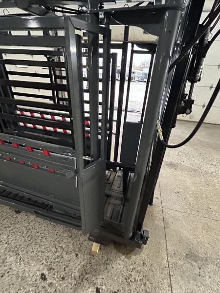 New 2026 Catch Master Hydraulic Squeeze Chute