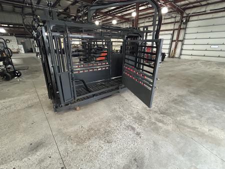 New 2026 Catch Master Hydraulic Squeeze Chute