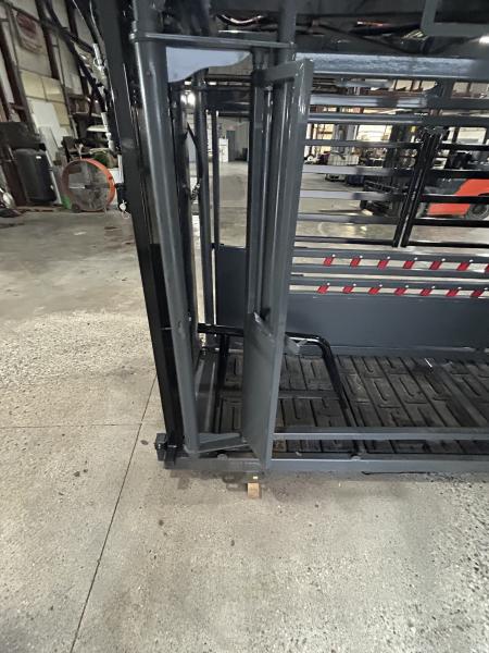New 2026 Catch Master Hydraulic Squeeze Chute