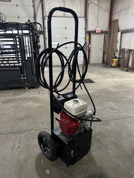 New 2026 Catch Master Hydraulic Squeeze Chute