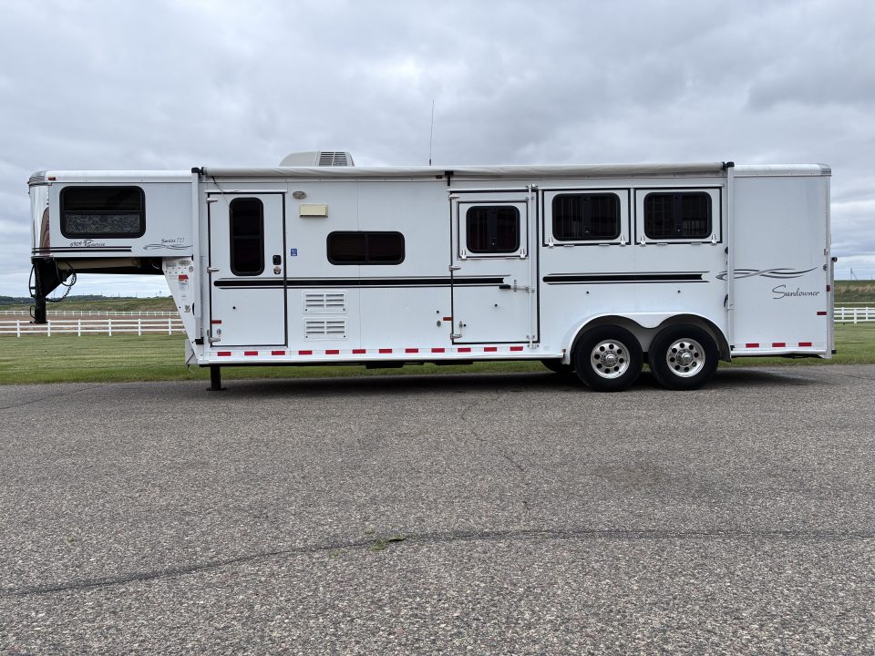 Used 2007 Sundowner 3H 9'LQ Horse Trailer