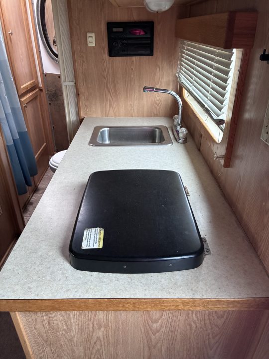 Used 2007 Sundowner 3H 9'LQ Horse Trailer
