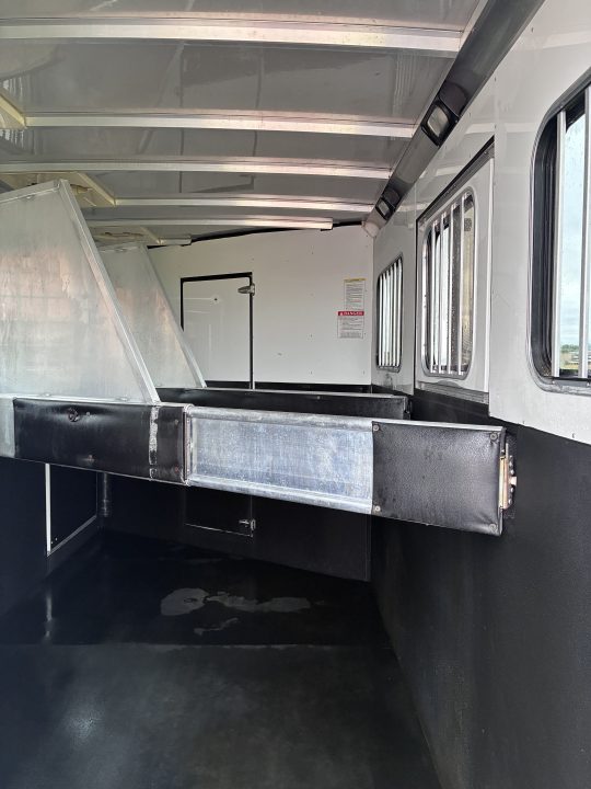 Used 2007 Sundowner 3H 9'LQ Horse Trailer