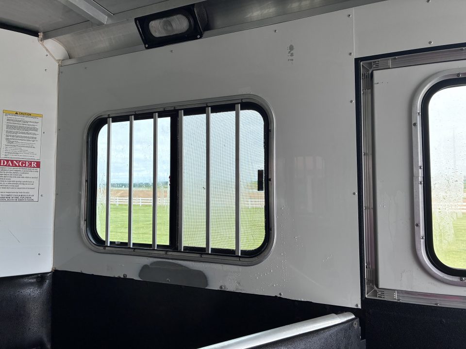 Used 2007 Sundowner 3H 9'LQ Horse Trailer