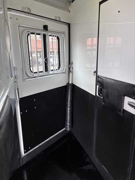 Used 2007 Sundowner 3H 9'LQ Horse Trailer