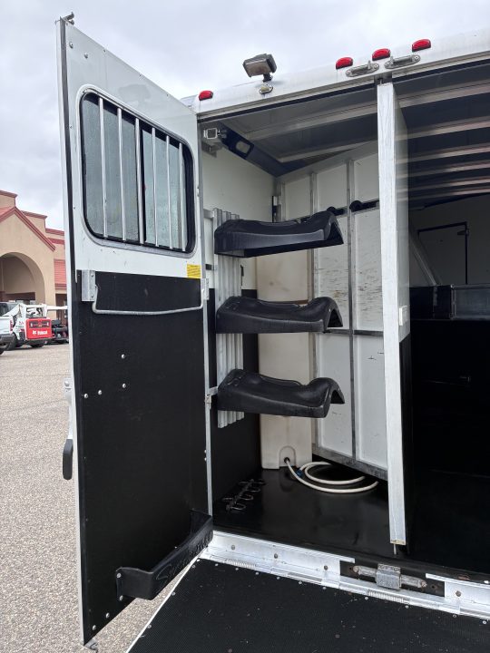 Used 2007 Sundowner 3H 9'LQ Horse Trailer