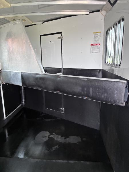 Used 2007 Sundowner 3H 9'LQ Horse Trailer