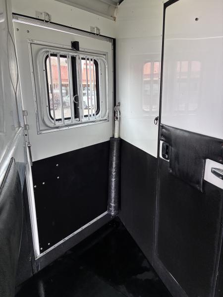 Used 2007 Sundowner 3H 9'LQ Horse Trailer
