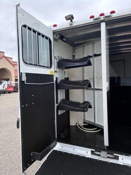 Used 2007 Sundowner 3H 9'LQ Horse Trailer