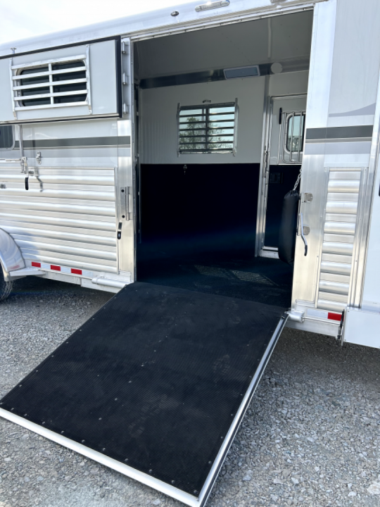 New 2027 4-Star Trailers 2+1 Horse Trailer