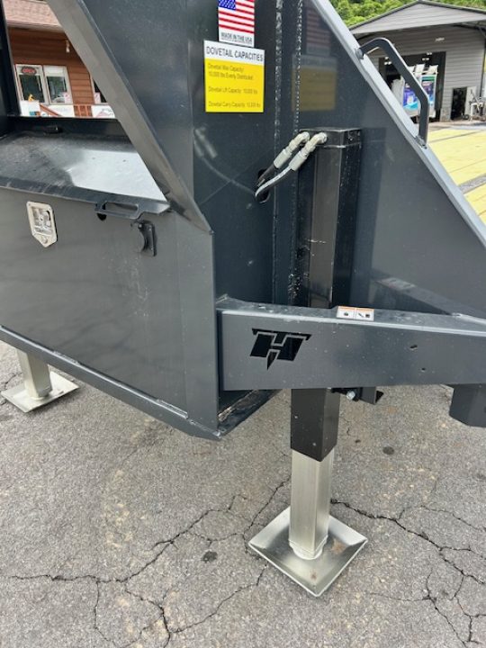 New HillCrest Gooseneck 28+12 Auto Latching Hydraulic Dovetail- 25.9K