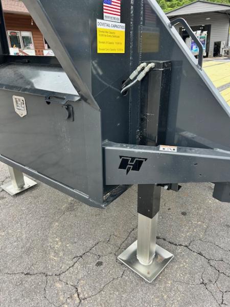 New HillCrest Gooseneck 28+12 Auto Latching Hydraulic Dovetail- 25.9K