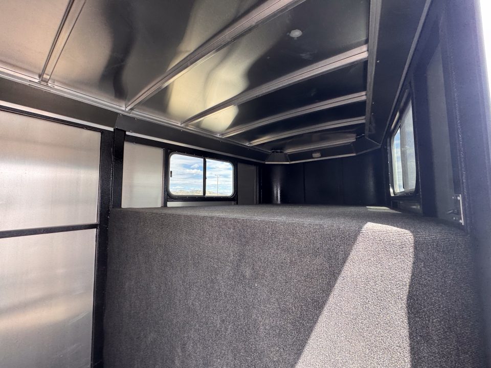 Used 2019 Logan Coach 4H GN Bullseye Horse Trailer