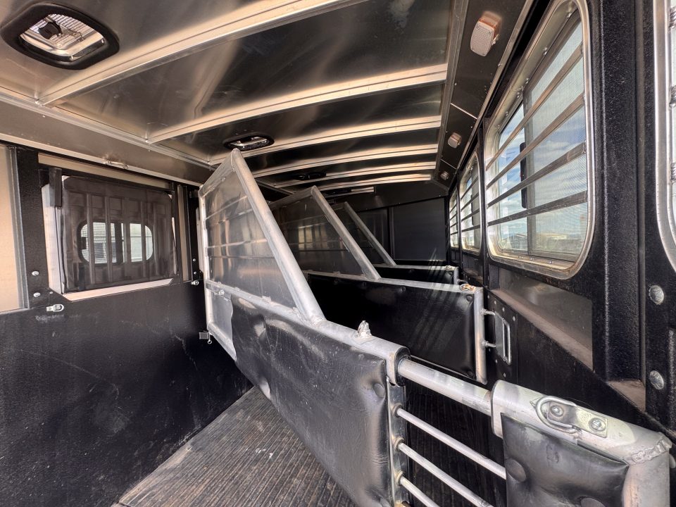 Used 2019 Logan Coach 4H GN Bullseye Horse Trailer