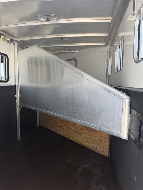 Used 2005 Exiss 3 Horse Gooseneck with 7' Living Quarter