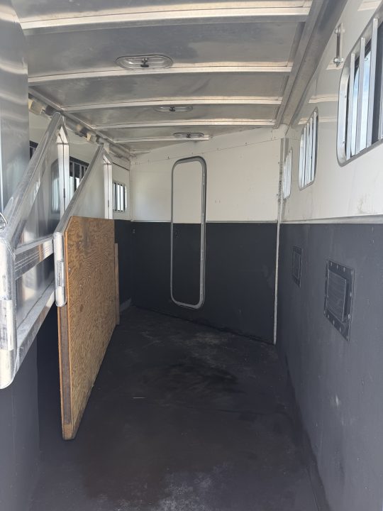 Used 2005 Exiss 3 Horse Gooseneck with 7' Living Quarter
