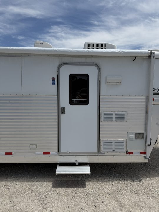 Used 2005 Exiss 3 Horse Gooseneck with 7' Living Quarter