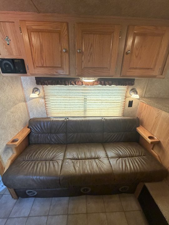 Used 2005 Exiss 3 Horse Gooseneck with 7' Living Quarter