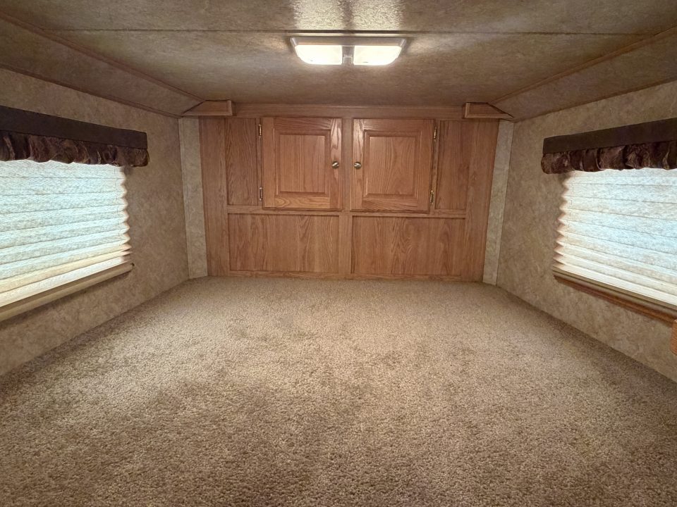 Used 2005 Exiss 3 Horse Gooseneck with 7' Living Quarter