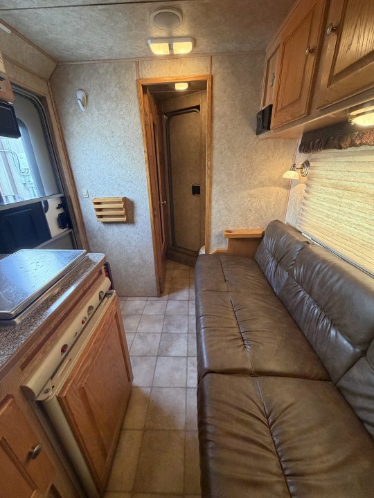 Used 2005 Exiss 3 Horse Gooseneck with 7' Living Quarter