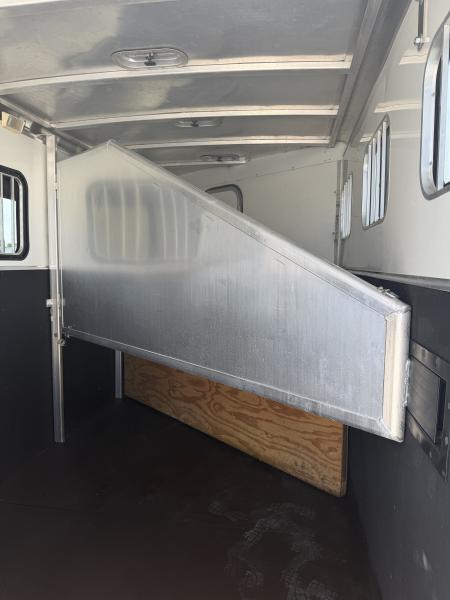 Used 2005 Exiss 3 Horse Gooseneck with 7' Living Quarter