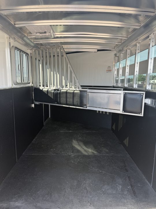 New 2025 Sundowner 3 Horse Gooseneck Horse Trailer
