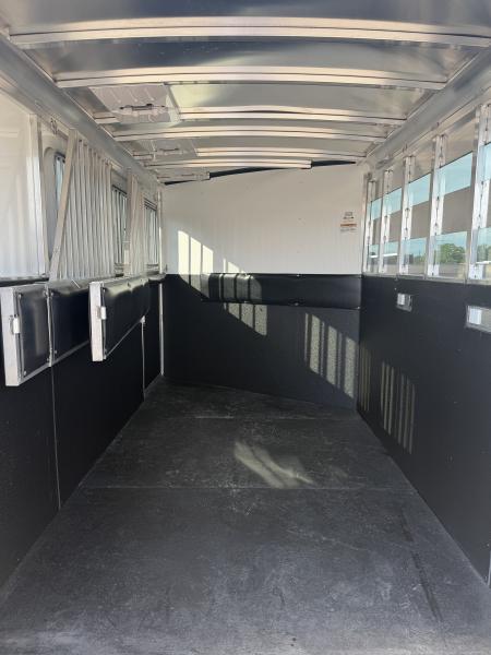 New 2025 Sundowner 3 Horse Gooseneck Horse Trailer