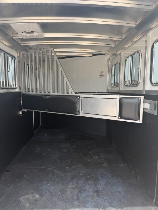 New 2025 Sundowner 3 Horse Gooseneck Horse Trailer