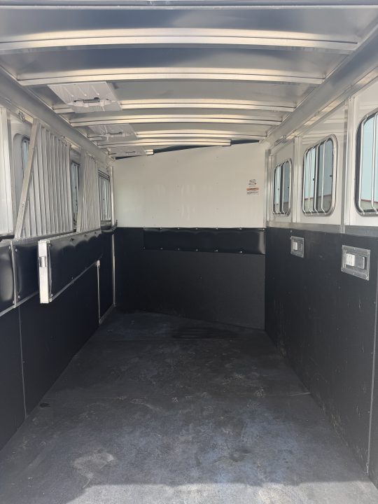 New 2025 Sundowner 3 Horse Gooseneck Horse Trailer
