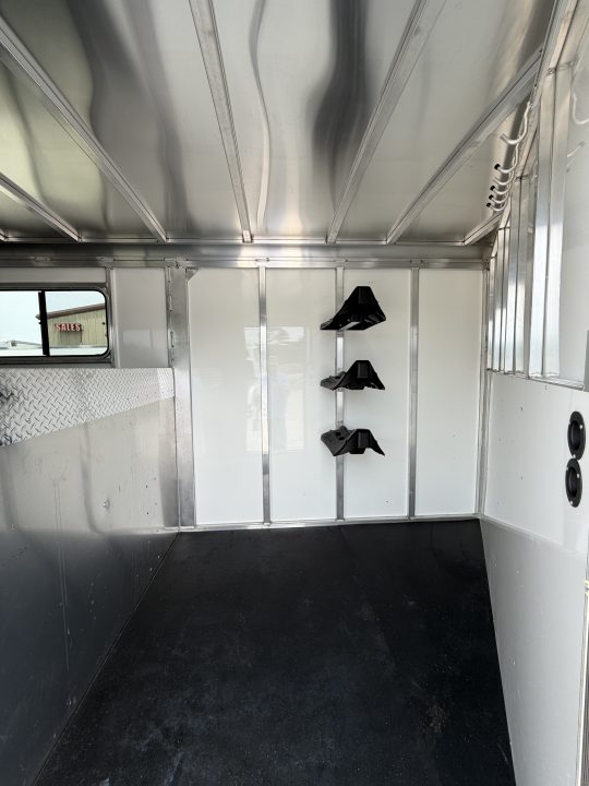 New 2025 Sundowner 3 Horse Gooseneck Horse Trailer