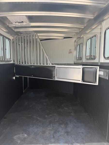 New 2025 Sundowner 3 Horse Gooseneck Horse Trailer