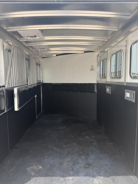 New 2025 Sundowner 3 Horse Gooseneck Horse Trailer