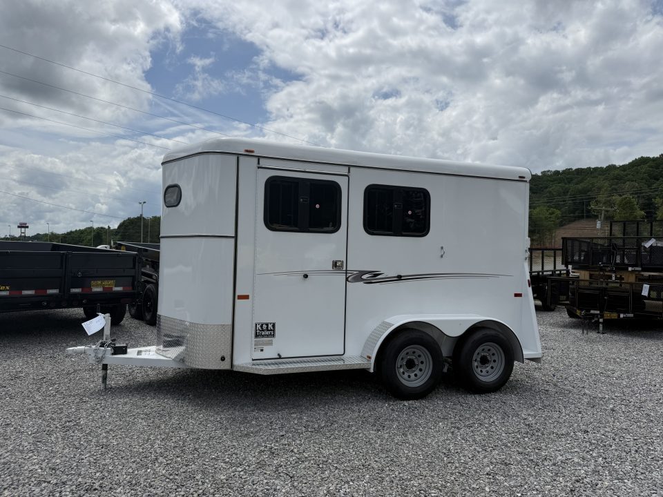 New 2026 Bee 2 HORSE SLANT Trailer