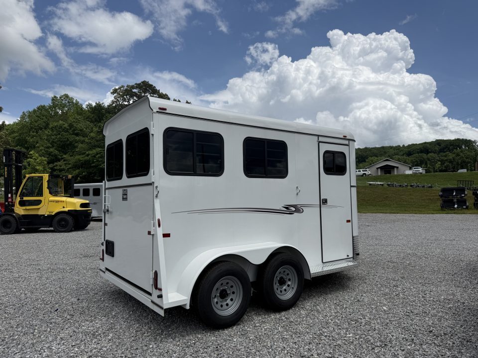 New 2026 Bee 2 HORSE SLANT Trailer