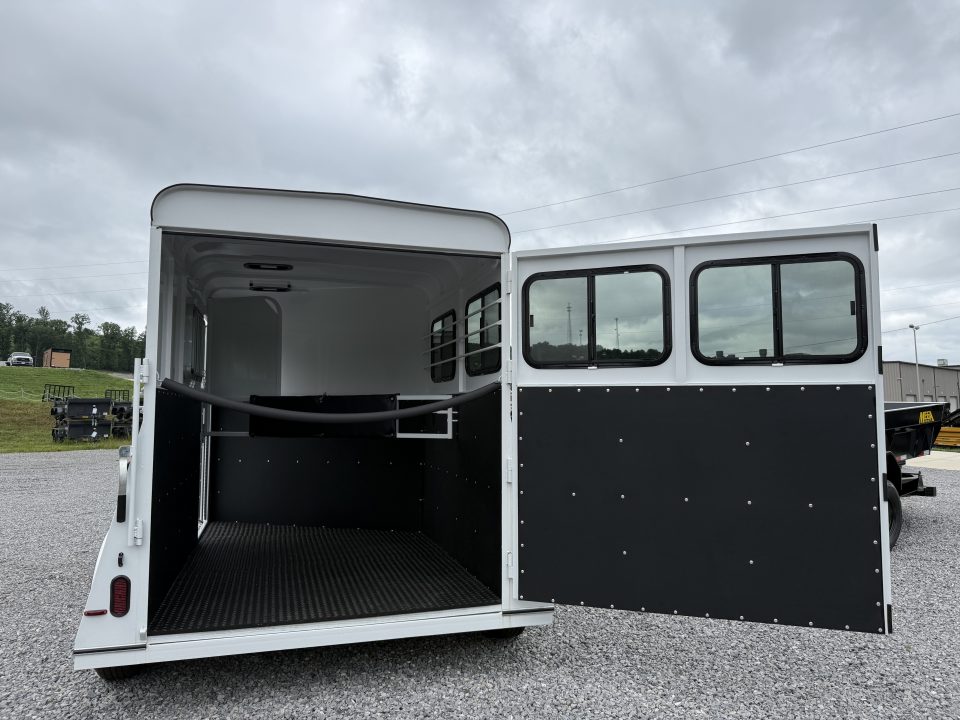 New 2026 Bee 2 HORSE SLANT Trailer