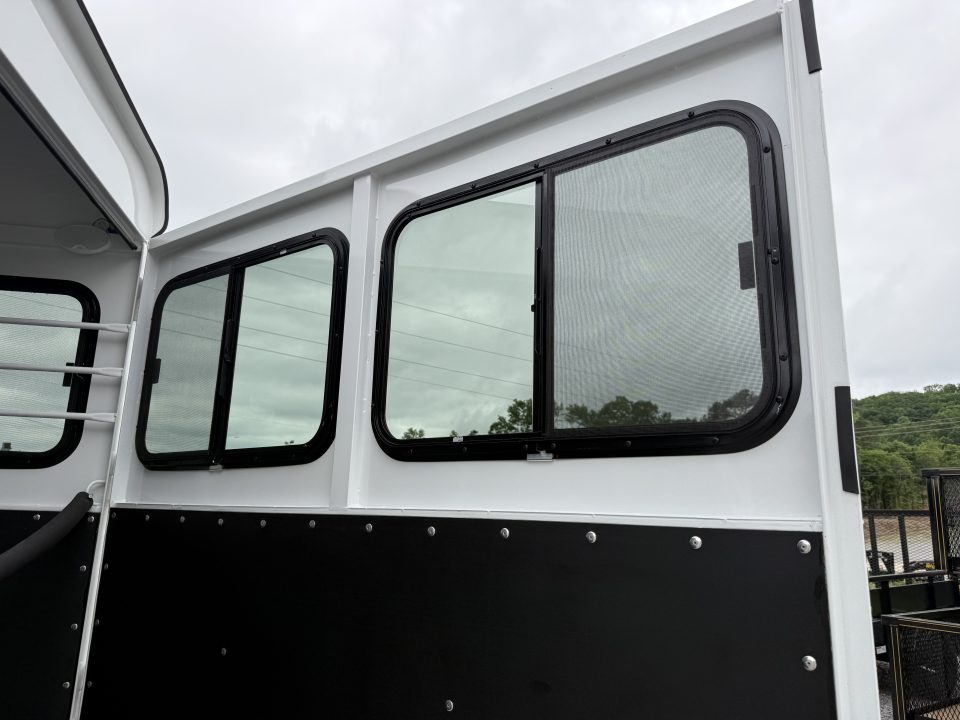 New 2026 Bee 2 HORSE SLANT Trailer