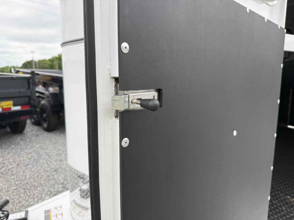 New 2026 Bee 2 HORSE SLANT Trailer