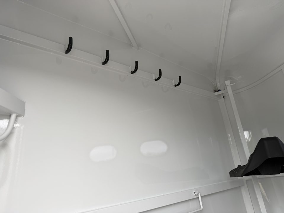 New 2026 Bee 2 HORSE SLANT Trailer