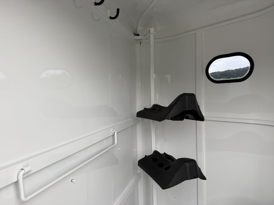 New 2026 Bee 2 HORSE SLANT Trailer