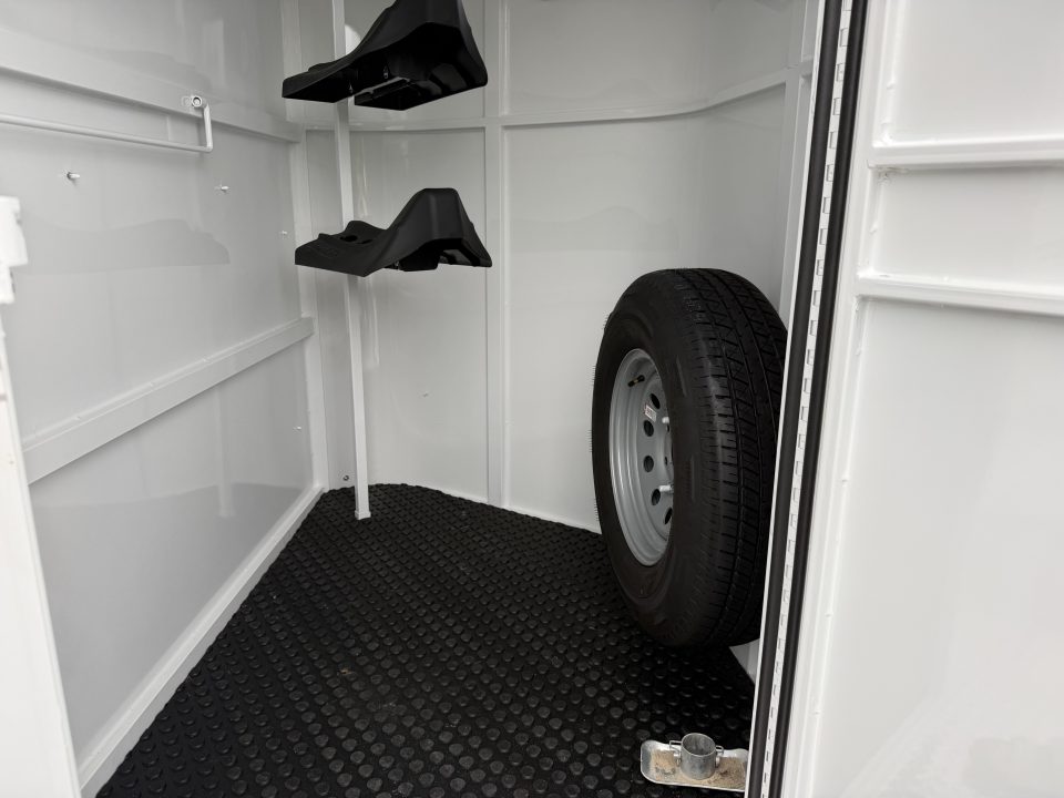 New 2026 Bee 2 HORSE SLANT Trailer