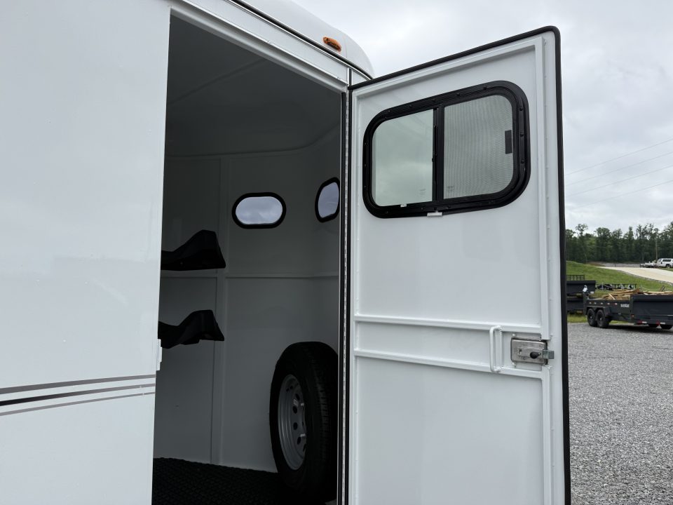 New 2026 Bee 2 HORSE SLANT Trailer