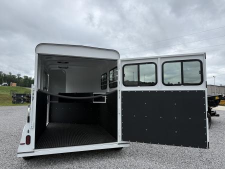 New 2026 Bee 2 HORSE SLANT Trailer