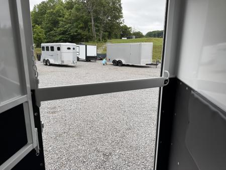 New 2026 Bee 2 HORSE SLANT Trailer