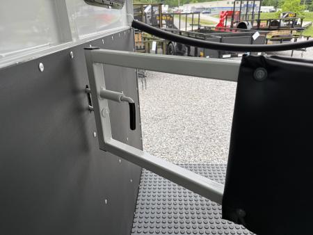 New 2026 Bee 2 HORSE SLANT Trailer