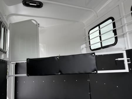 New 2026 Bee 2 HORSE SLANT Trailer
