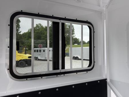 New 2026 Bee 2 HORSE SLANT Trailer