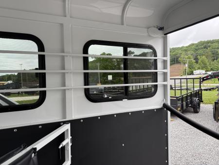 New 2026 Bee 2 HORSE SLANT Trailer