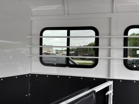New 2026 Bee 2 HORSE SLANT Trailer